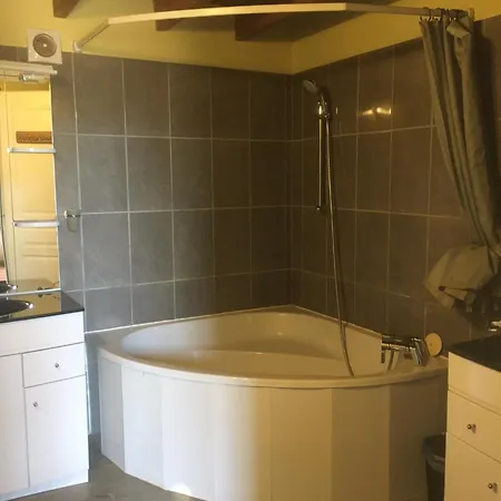 Domaine Privatif 32c Avec Tres Grande Salle - Escale De La Jurade Сasa de vacaciones